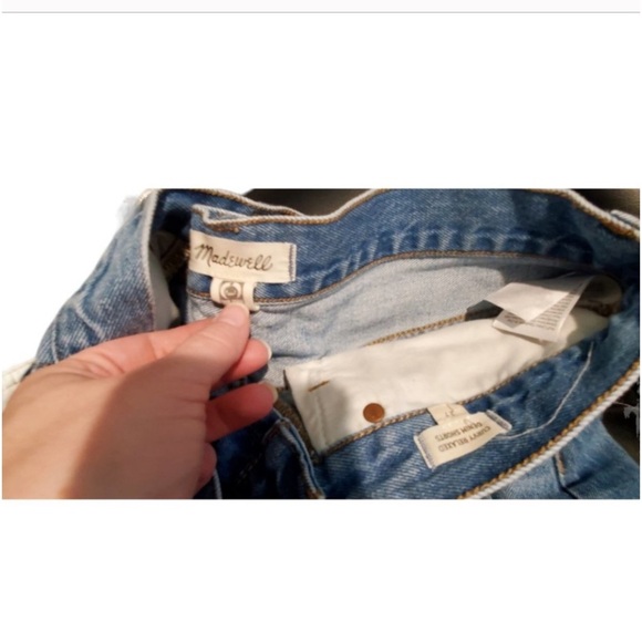 MADEWELL CURVY RELAXED DENIM SHORTS SIZE 27 (RUN
LARGE) DISTRESSED BUTTONFLY - Picture 3 of 4